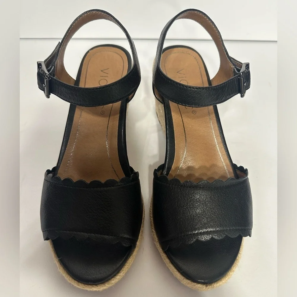 Vionic Black Leather Espadrille sandals size 5 pre owned Exellent condition.